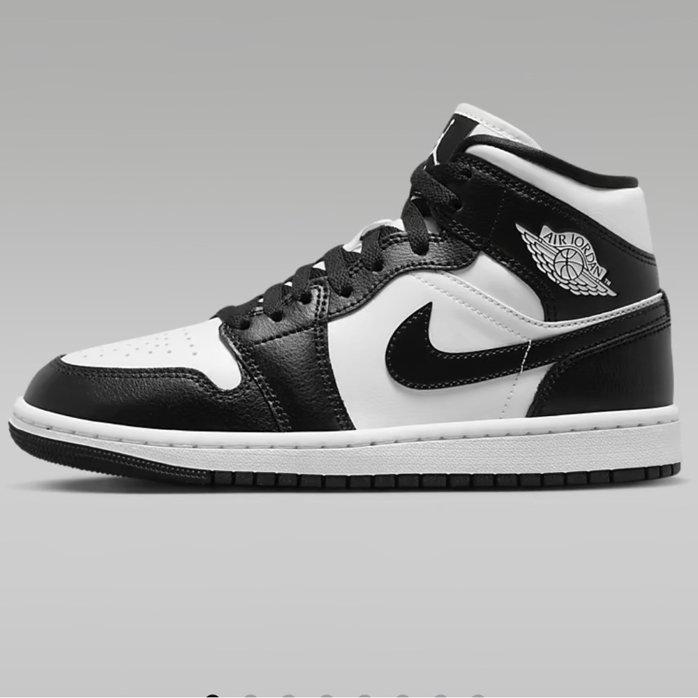 Black and white Air Jordan’s, m8/w 9.5